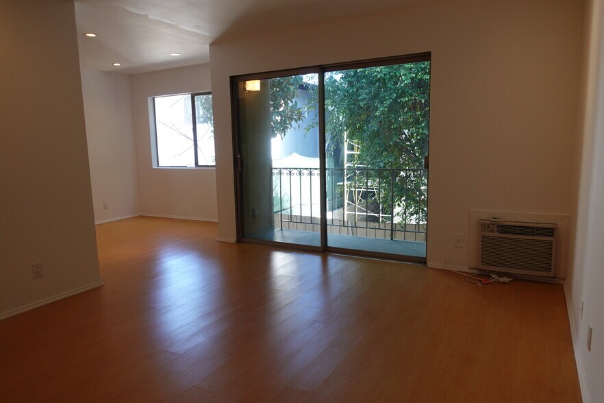 Building Photo - 546 N Flores St