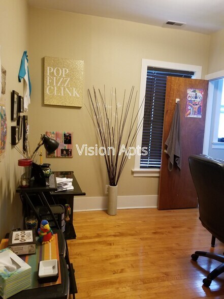 Building Photo - 5828 N Kenmore Ave