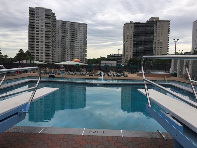 Building Photo - 2000 Linwood Ave