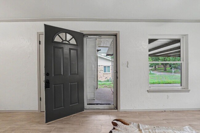 Building Photo - Adorable in Central Edmond