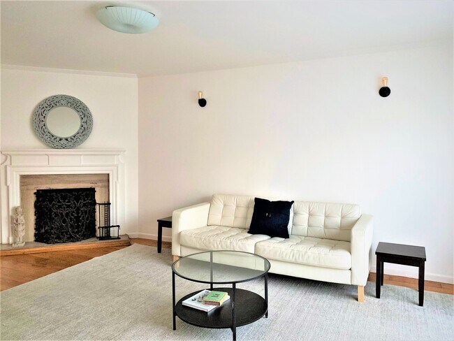 Living room decorative fireplace - 527 29th Ave