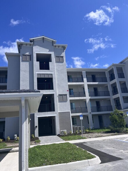 Building Photo - 12320 Wellen Golf St