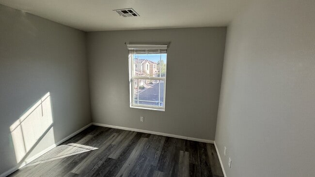 Building Photo - 4 Bed, 3 Bath