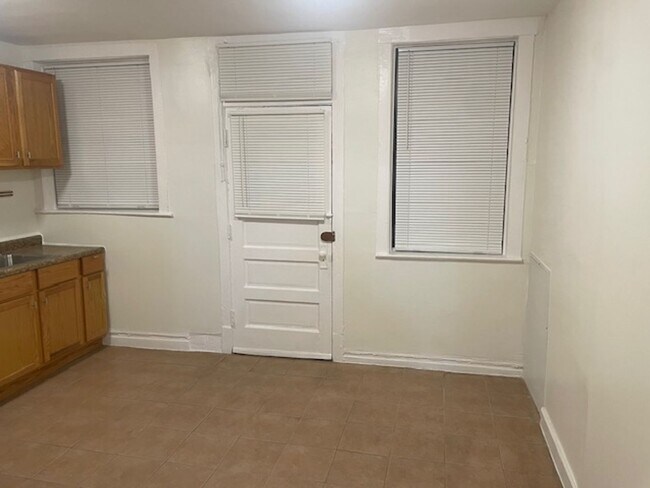 Building Photo - 1358 W Rosedale Ave