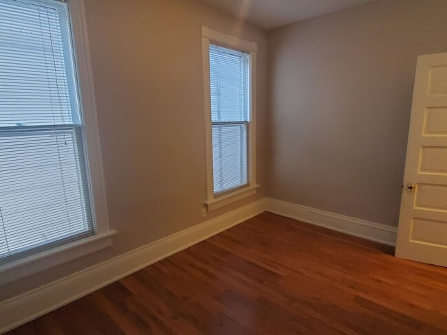 Building Photo - Historic eastside townhome