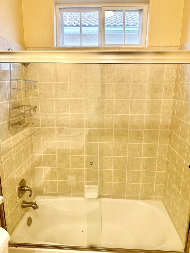 Building Photo - Stunning5 Bedroom North Fresno Granville