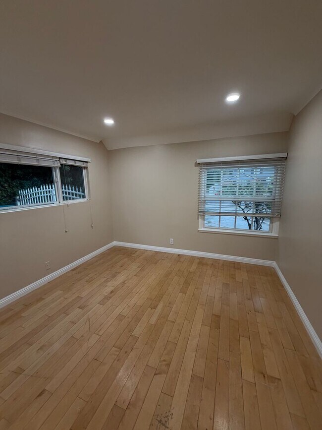 Building Photo - Large pool home with lots of space and gue...