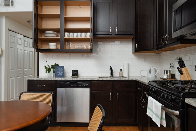 Building Photo - 910N N Damen Ave