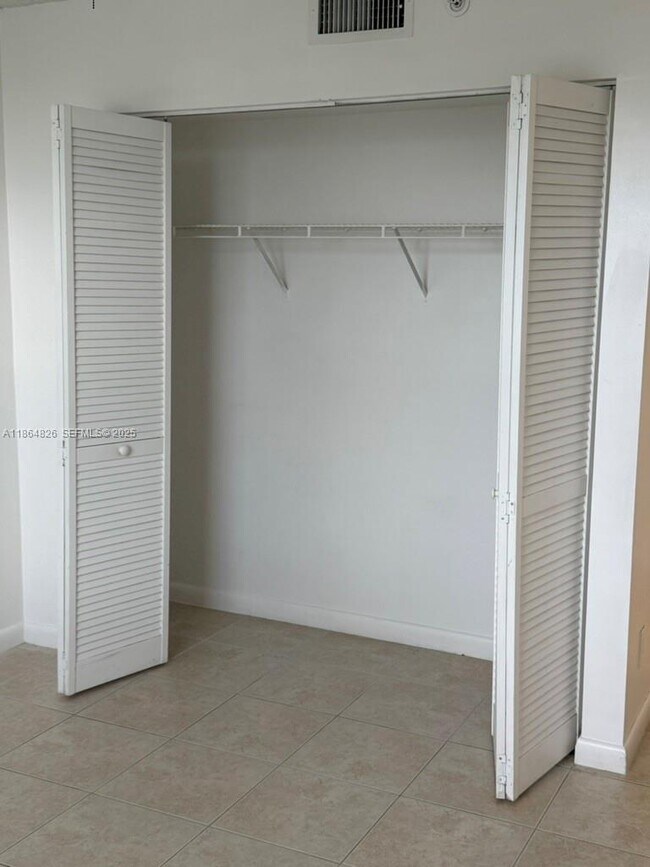 Building Photo - 1450 SE 3rd Ave