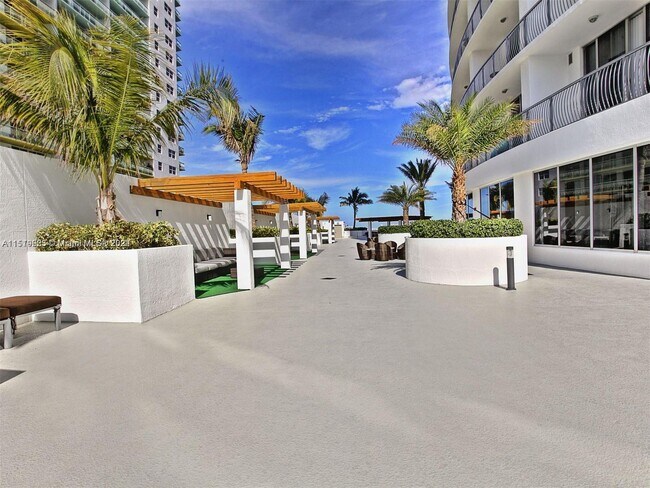 Pool Deck - 1750 N Bayshore Dr