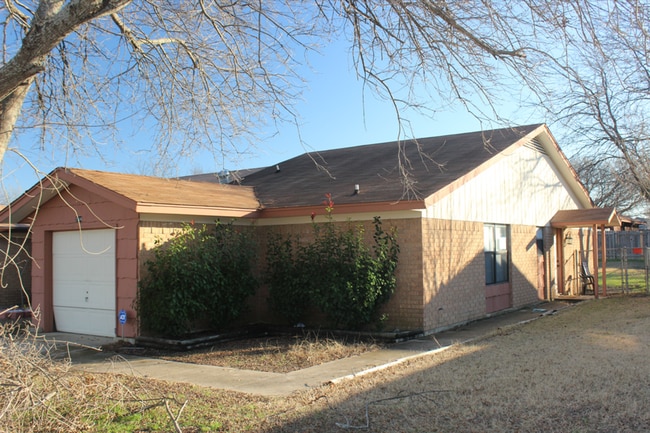Building Photo - 2114 Spicewood Dr