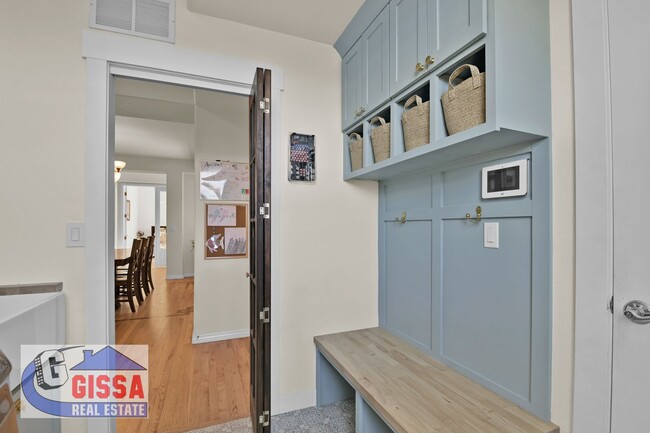 Building Photo - This stunning six-bedroom, three-and-a-hal...
