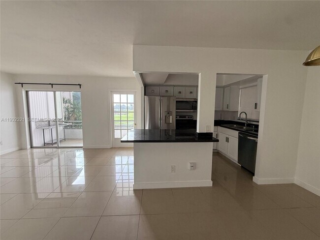 Building Photo - 2431 SW 82nd Ave