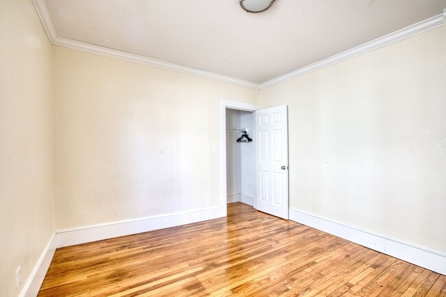 Building Photo - OR BEST OFFER **SPACIOUS FIRST FLOOR 2 BEDROOM WITH WASHER/DRYER SEPARATE DINING ROOM