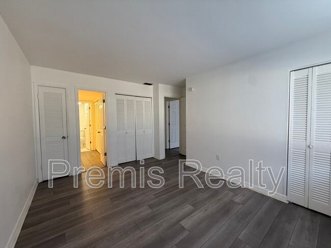 Building Photo - 1575 Greenlea Dr