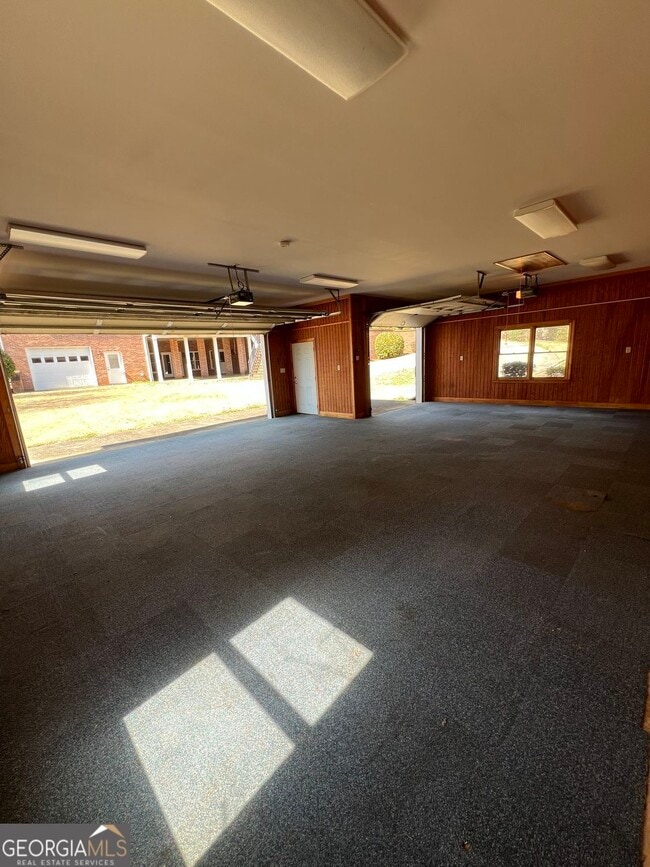 Building Photo - 678 Verney Dr