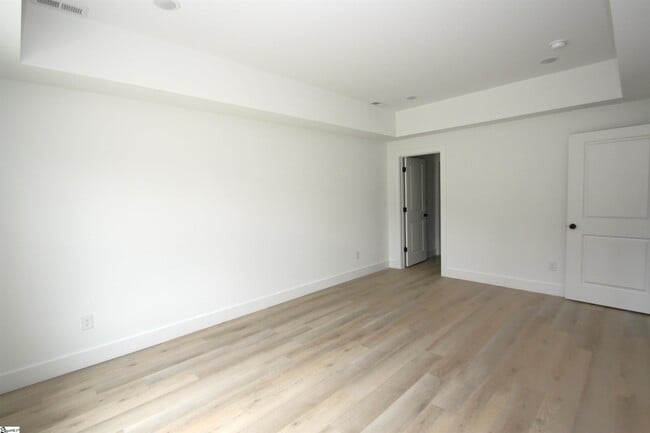 Building Photo - 404 Sierra Rd