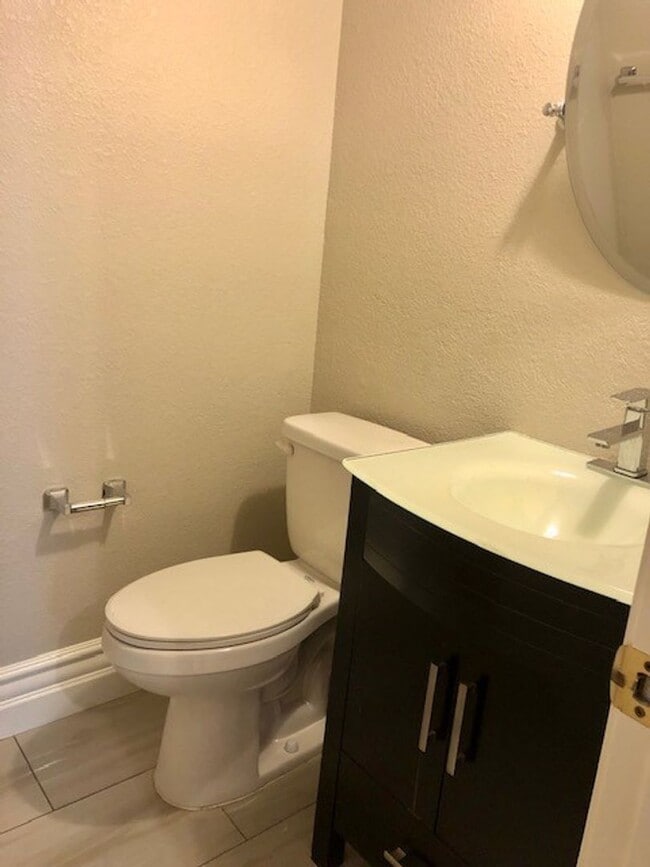 Building Photo - Spacious and beautiful 3 bedroom 2.5 bath ...