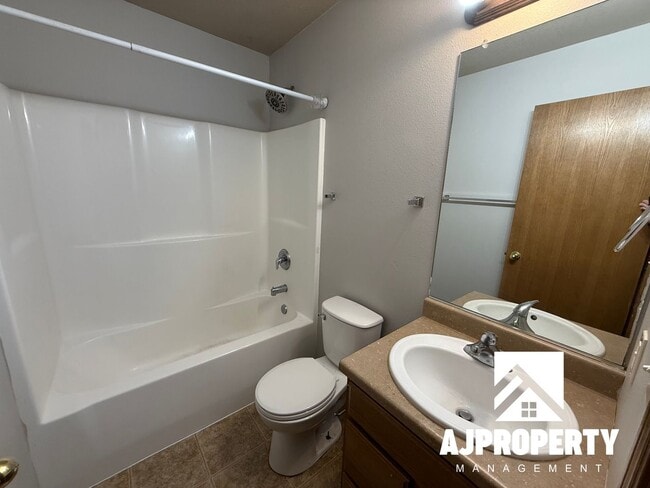 Building Photo - 409 Cottonwood Dr
