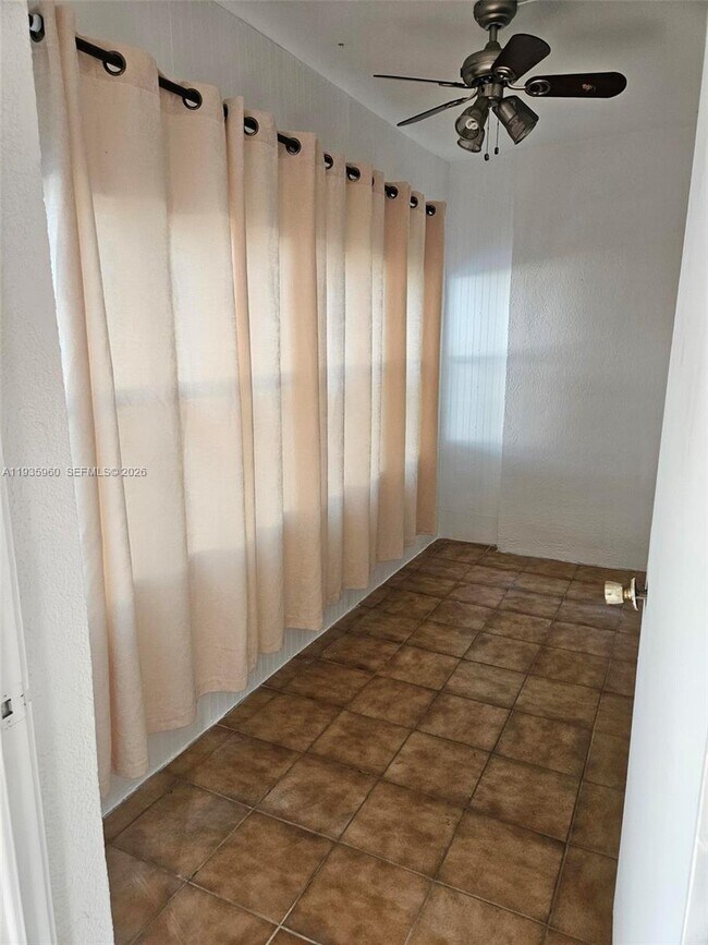 Building Photo - 5140 SW 40th Ave