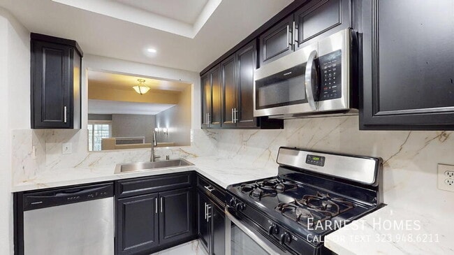 Building Photo - 6628 N Clybourn Ave