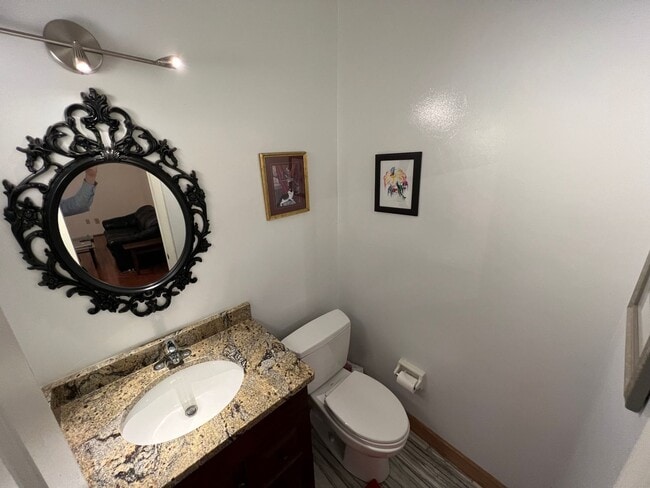 Building Photo - Spectacular 3 Bed 3.5 Bath Brick Home in Scenic Riverview Estates