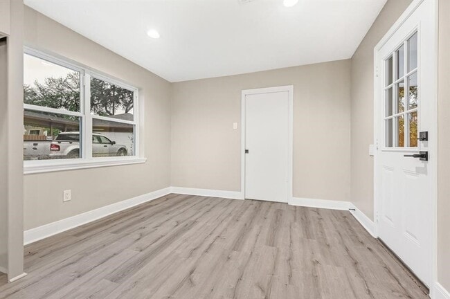 Building Photo - 5730 Old Lodge Dr