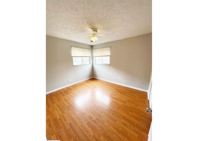 Building Photo - 563 Lowell Ave