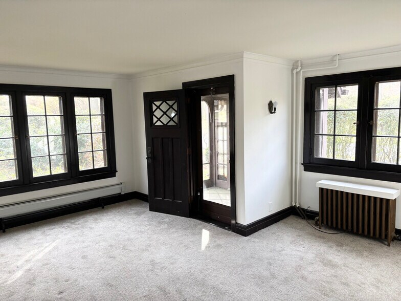 Building Photo - 708 Rock Beach Rd