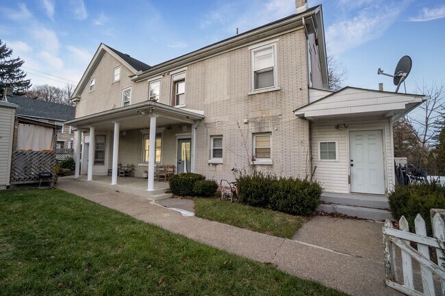 Building Photo - 137-139 Main St