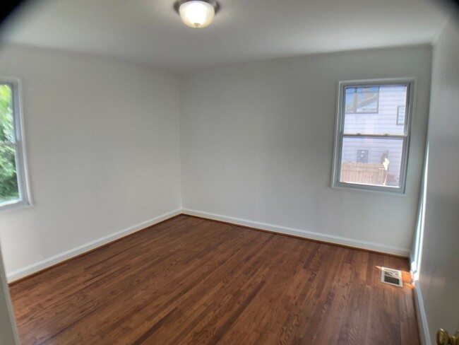 Building Photo - Adorable Bungalow Next to Downtown Raleigh!