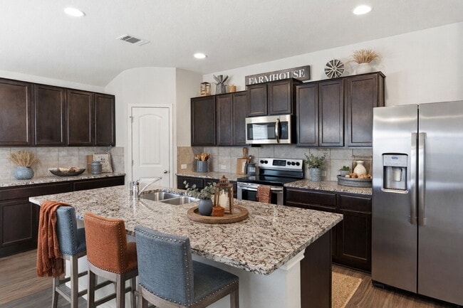 Building Photo - Spacious 4 Bedroom Home with Covered Patio in Red River Ranch