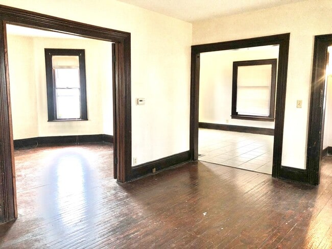 Building Photo - 418 W Cedar St