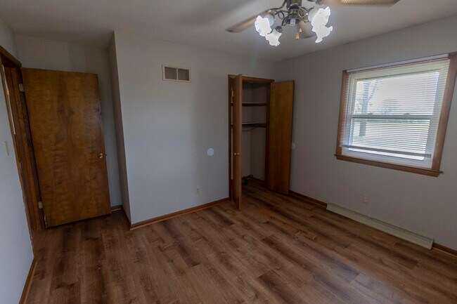 Building Photo - 1213 E Smiley Ln