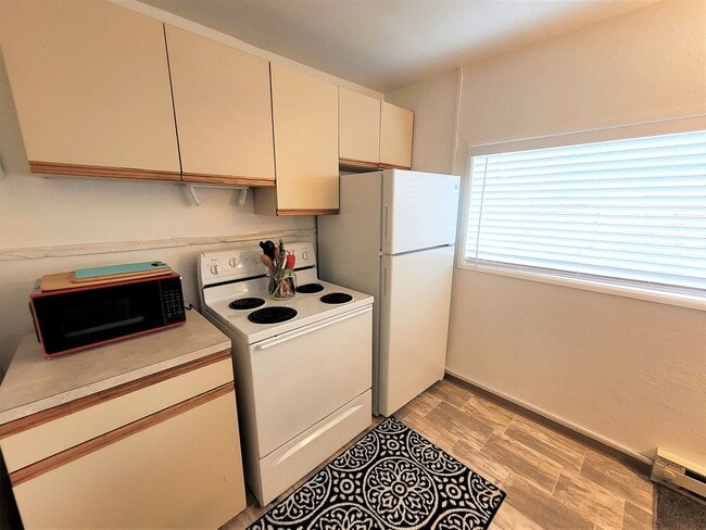 Building Photo - Walk & Bike Friendly! Great Economical Rental, West-side Studio, Fully Furnished Monthly Rental