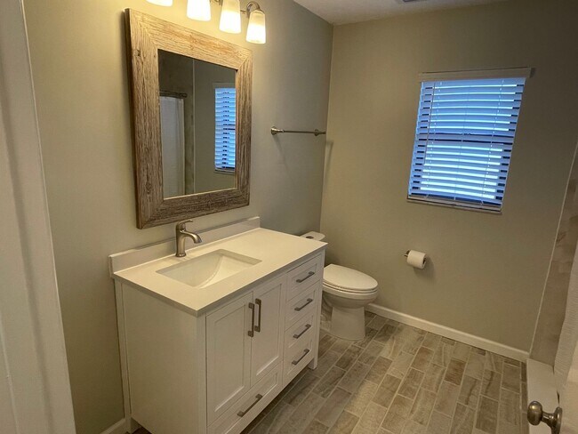 Building Photo - 242 Snyder Dr