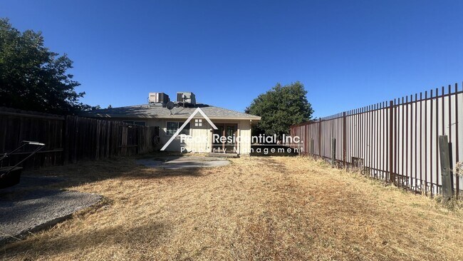 Building Photo - Spacious 2bd/1ba Duplex with Garage near American River College
