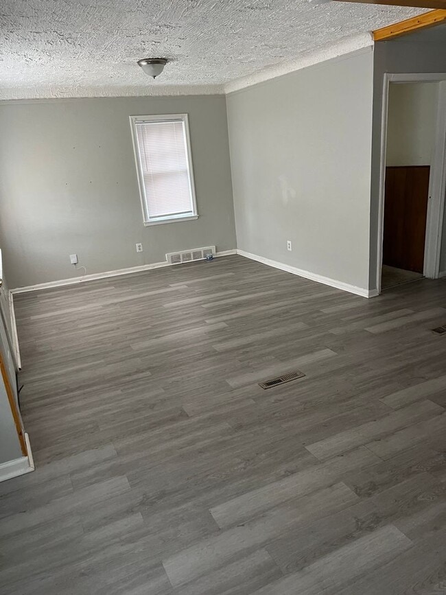 Building Photo - 3 bed/ 1 Bath