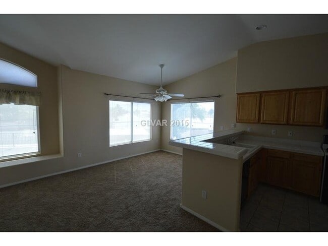 Building Photo - 2 Bed/ 2 Bath upstairs Condo in Guard Gate...