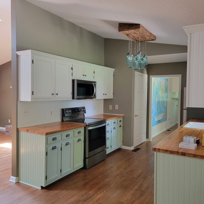 Building Photo - 110 Hilton Ln