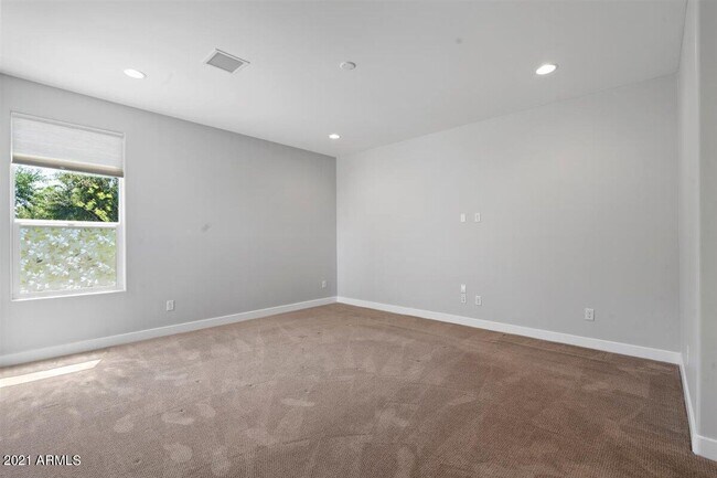 Building Photo - 1214 W 5th St