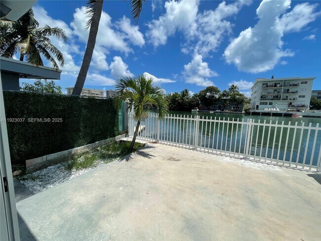 Building Photo - 8215 Crespi Blvd