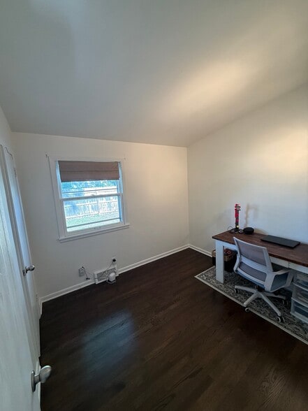Building Photo - 2106 NE 64th St