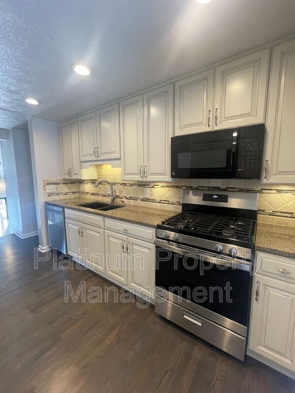 Building Photo - 10500 Worthington Hills Manor