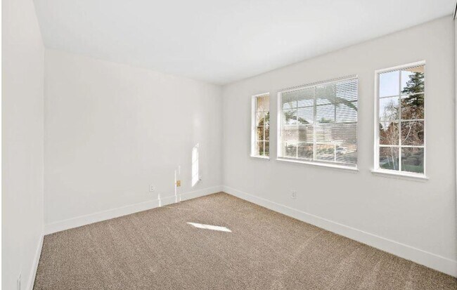 Building Photo - 351 Madrone Pl