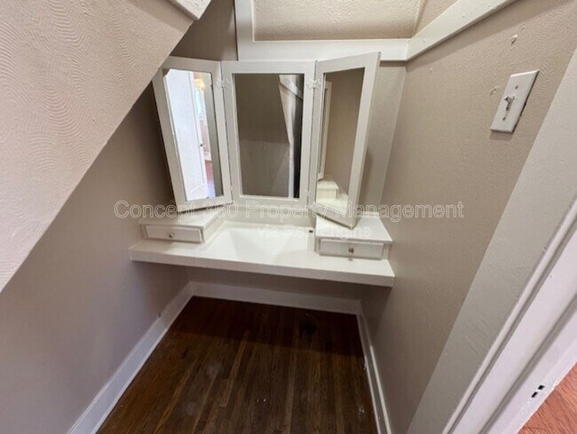 Building Photo - 1144 E Appleton St