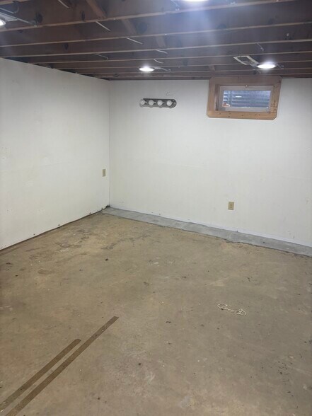 Building Photo - 2960 Thackeray Ave NW