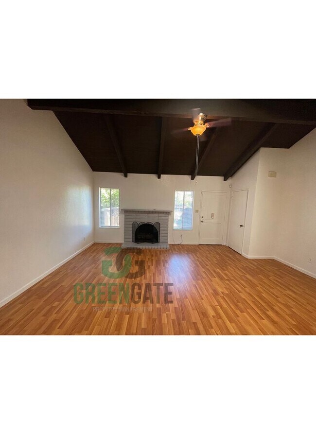 Building Photo - 3 BEDROOM 2 BATH HOME MOVE IN READY IN MOD...