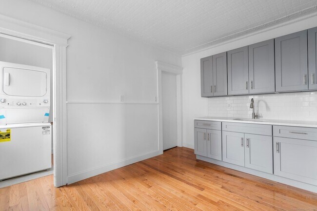 Building Photo - 565 Carroll Ave