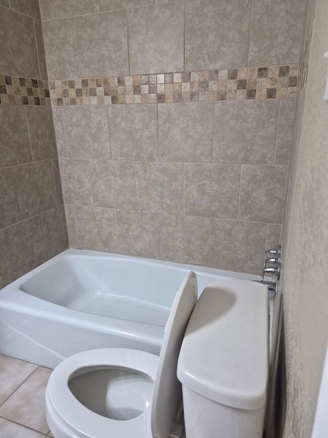 Building Photo - One Bedroom Apartment